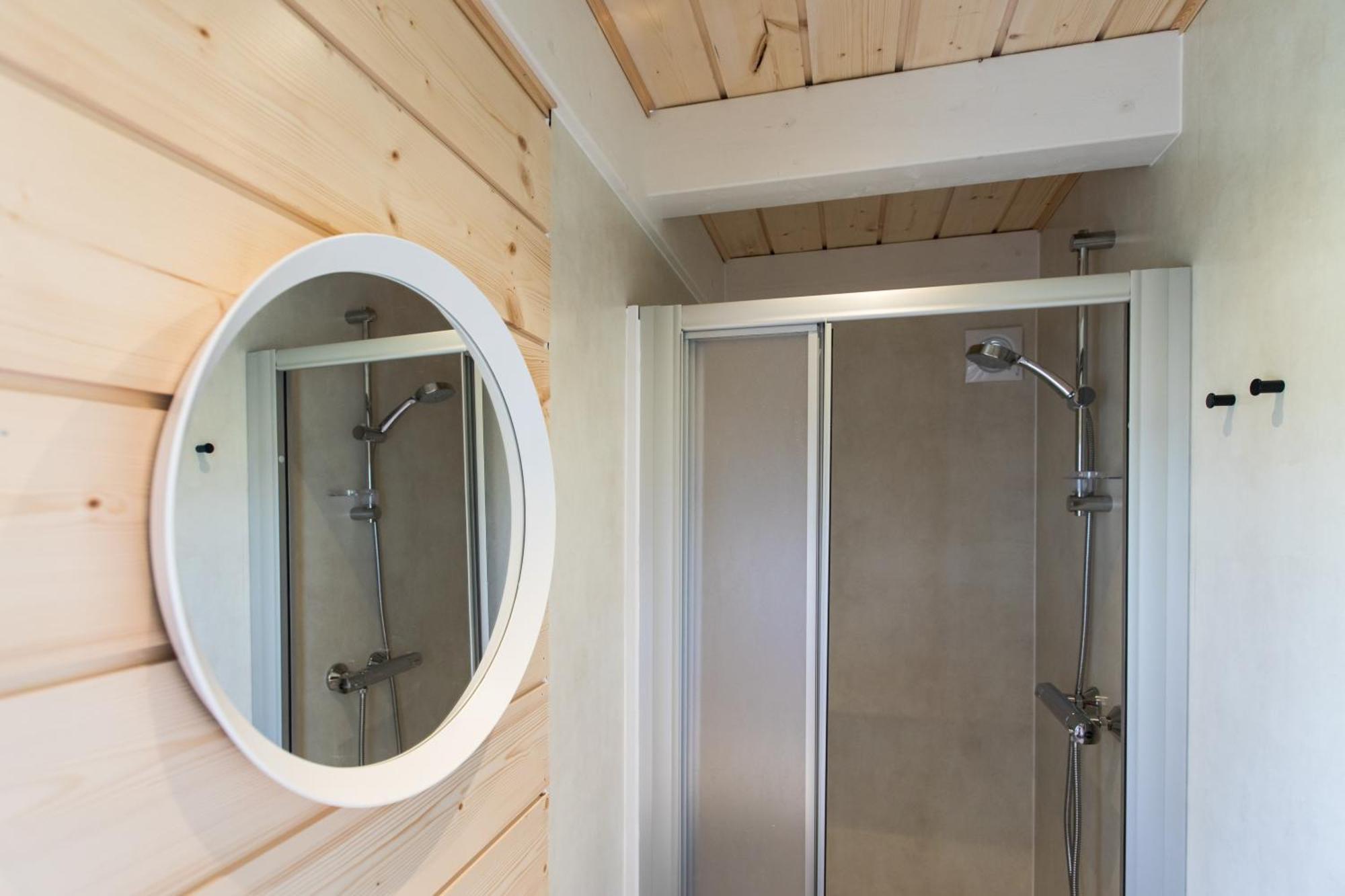 ドックムTiny House - Optioneel Met Hottubアパートメント エクステリア 写真